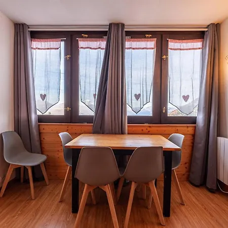 Moderne Pour 4 Personnes Avec Acces Skis Aux Pieds Apartment